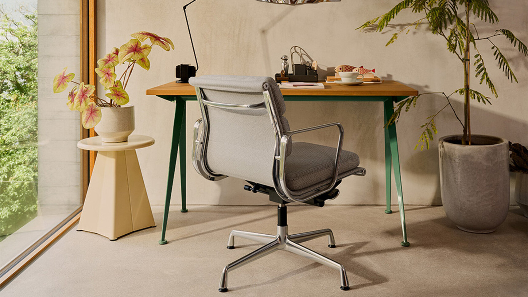 Vitra Charles Ray Eames Soft Pad EA231 Chair